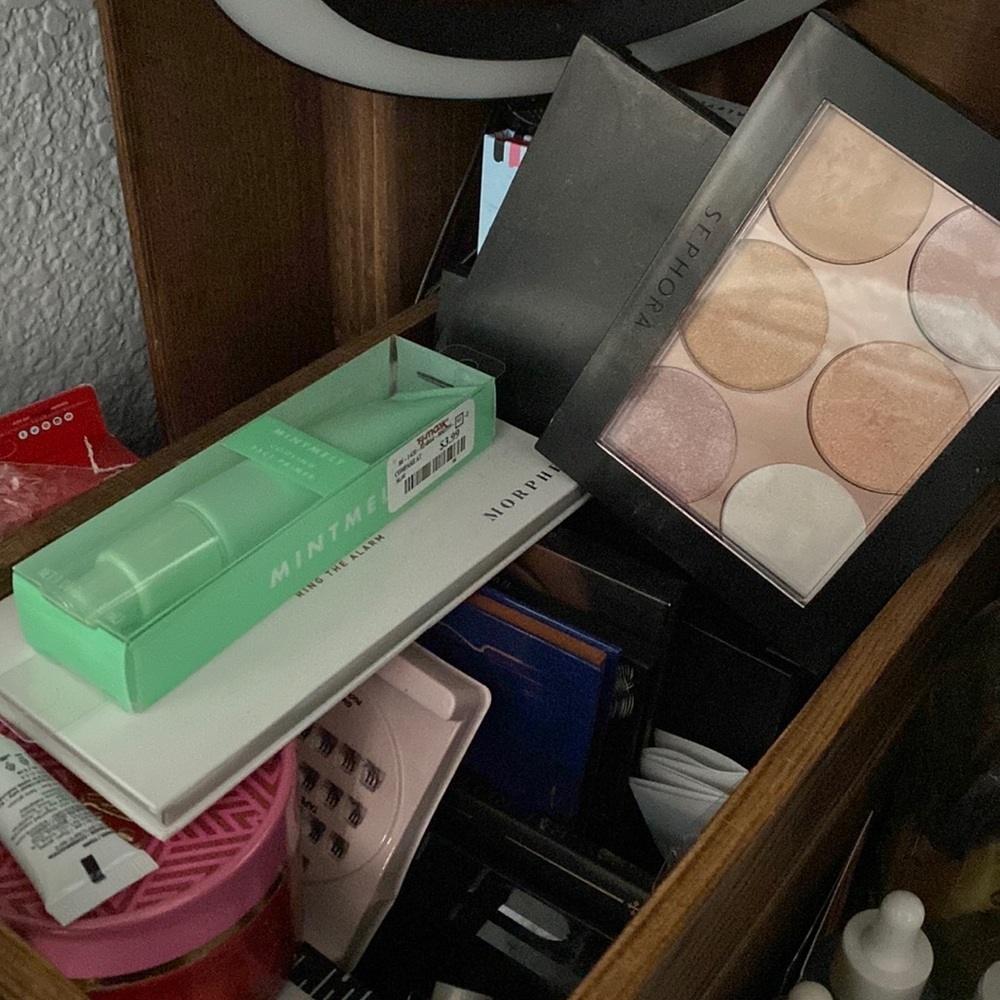Cosmetic Mystery Box 6 full size pieces. - Picture 2 of 4